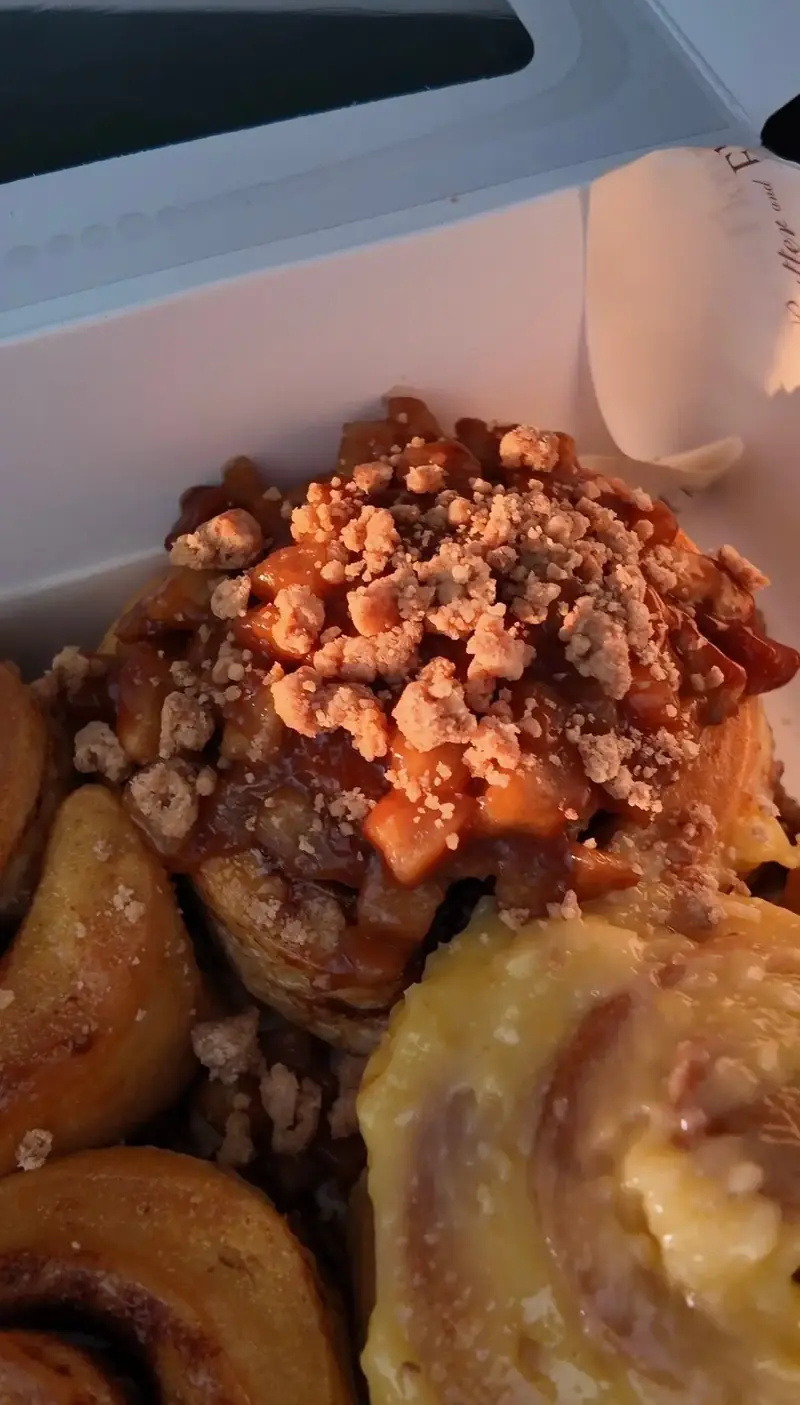 Apple cinnamon rolls with crumble topping — Butter and Flour HCMC